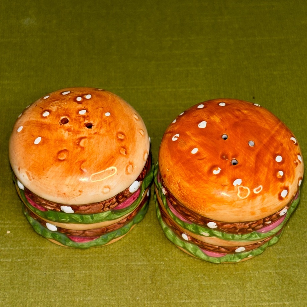 Nice Vintage HAMBURGER Ceramic Shaped Salt & Pepper Shakers Set - Picture 4 of 10
